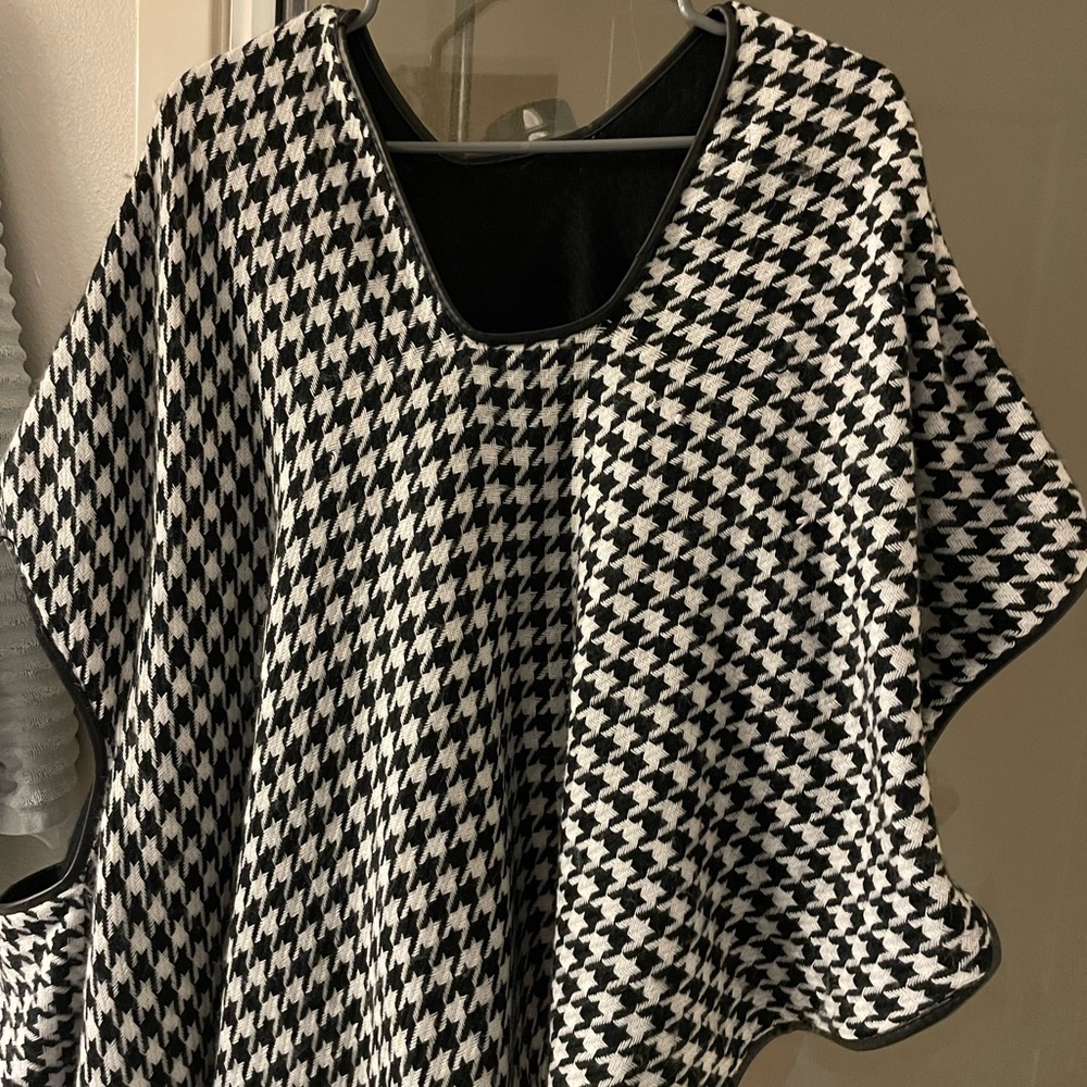 NWT Black and white poncho! Never worn! Very flattering - Dress barn !